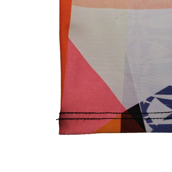 Onzie Graphic Leggings in Geometric Triangles - Picture 7 of 9